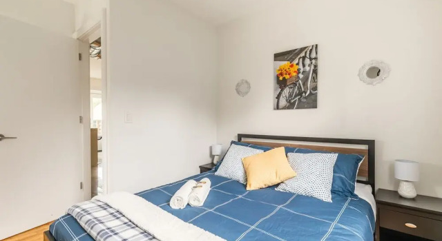Stylish and Upscale 2BR Loft - Near Queen Street, Varaa Hotelli Toronto 
