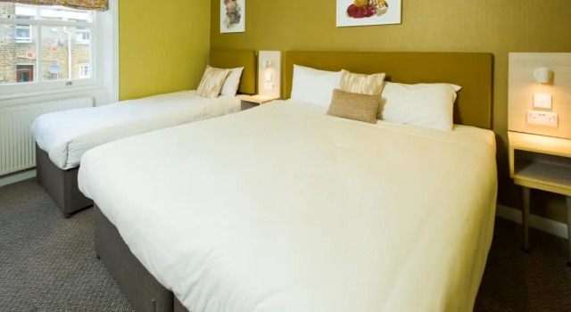Трёхместный номер Deluxe Caring Hotel