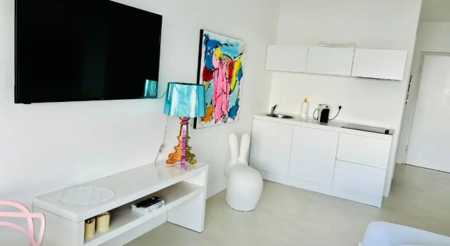 Artelago-Rose studio lake view