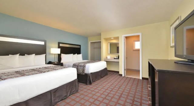 Четырёхместный номер Standard Avenue Inn Downtown District SLO