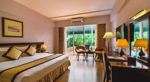 Двухместный номер Deluxe с балконом и с видом на сад Mondial Hotel Hue
