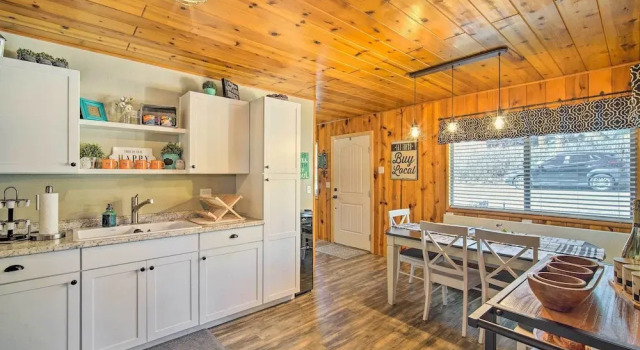 Коттедж с 2 комнатами Mountain Chalet in Big Bear City, 5 Mi to Lake!