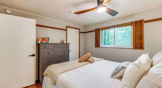 Deck & Fire Pit: Pet-friendly Pocono Lake Abode!, Book Feriehus Sommerhuse i Pennsylvania, Hytte