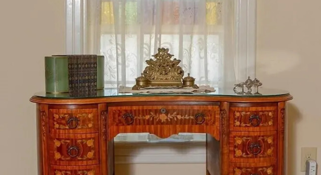 Люкс с балконом The Towers Bed & Breakfast