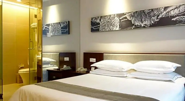 Двухместный номер Standard GreenTree Eastern Hotel Li Lake Yuantouzhu Scenic Area