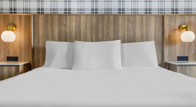 Трёхместный номер Premium Travelodge by Wyndham Niagara Falls At the Falls