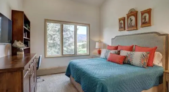 2br Condo in the Seasons at Arrowhead- Vaulted Ceilings Condo