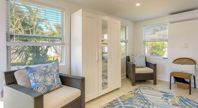 Steps to Sand: Clearwater Family Home w/ Game Room, Varaa Lomakoti Huvilat kohteessa Florida, Villa