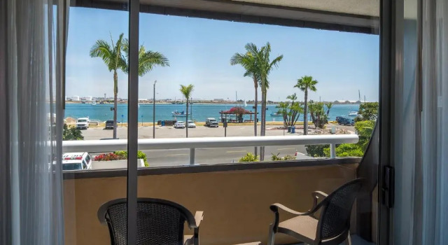 Четырёхместный номер Standard с видом на залив Bay Club Hotel and Marina