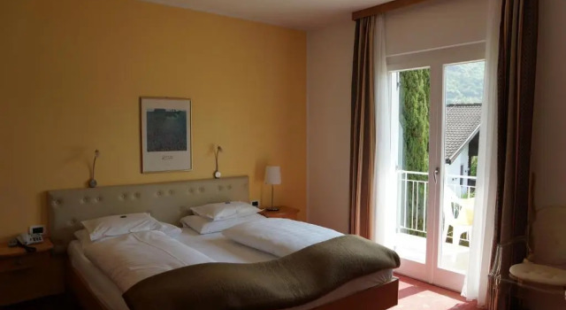Двухместный номер Standard с балконом и с видом на сад Hotel Zima