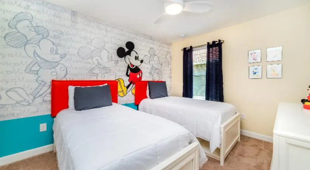 Кровать в общем номере с 6 комнатами Paradise Palms Resort Homes and Townhomes