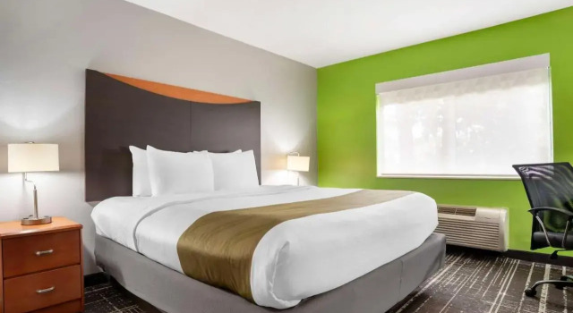 Quality Inn & Suites Birmingham, Забронировать Отель Бирмингем штат Алабама, рядом с Church of the Highlands Grandview