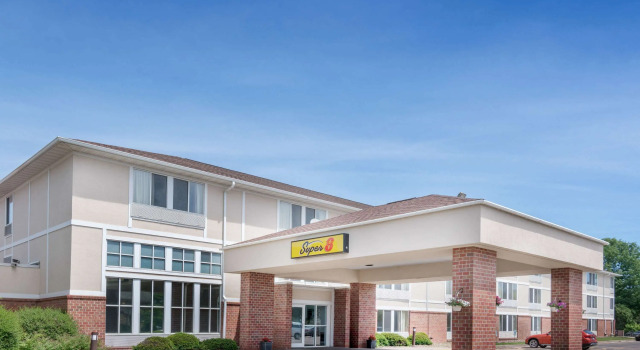 Super 8 by Wyndham Menomonie WI