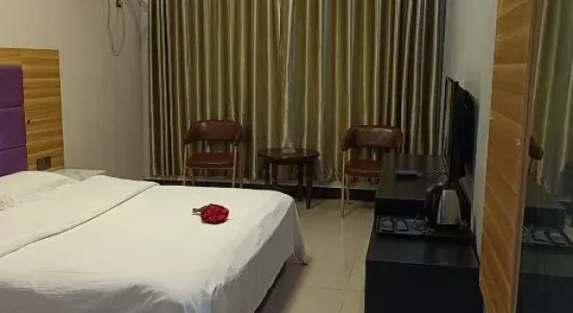 Xinzheng Huatai Express Hotel, Rezervovat Hotel Čeng-čou Henan