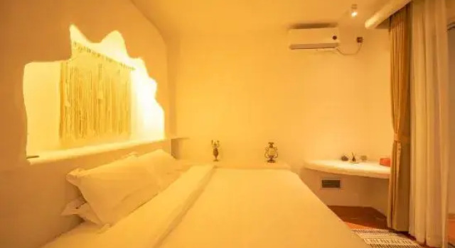 Кровать в общем номере Wanghai Homestay (Sanya West Island Branch)