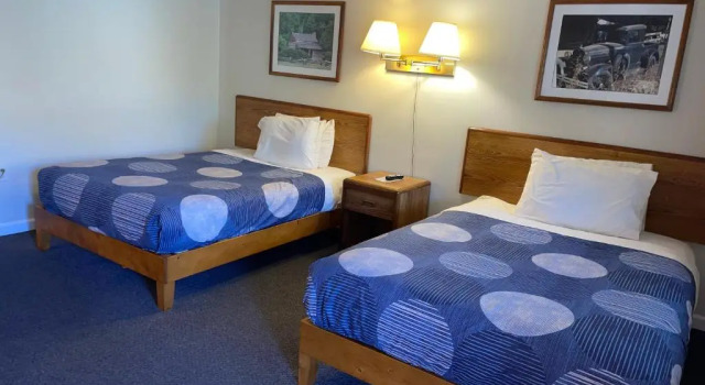 Четырёхместный номер Standard A Holiday Motel - Maggie Valley