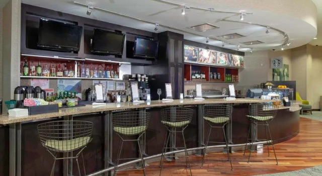 Кровать в общем номере Courtyard Memphis Downtown