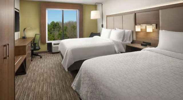Четырёхместный номер Standard Holiday Inn Express Hotel & Suites Olive Branch by IHG