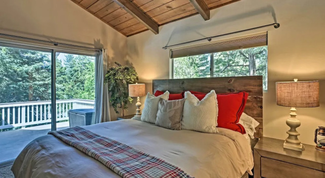 Stunning Mountain-top Getaway w/ Multi-level Decks, Book Feriehus Hoteller i Blue Jay med parkering, Parkering