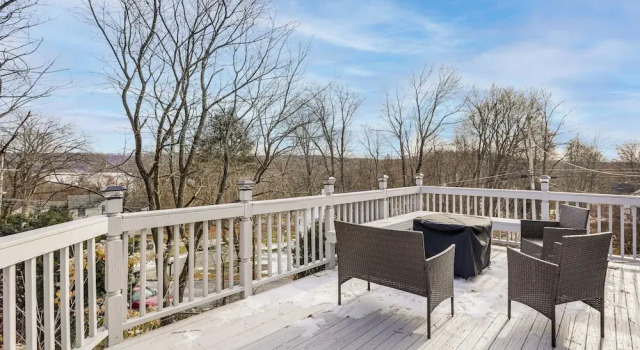 Pet-friendly Home w/ Lake Views & Deck!, Забронировать Дом для отпуска Коттеджи North Jersey, Коттедж