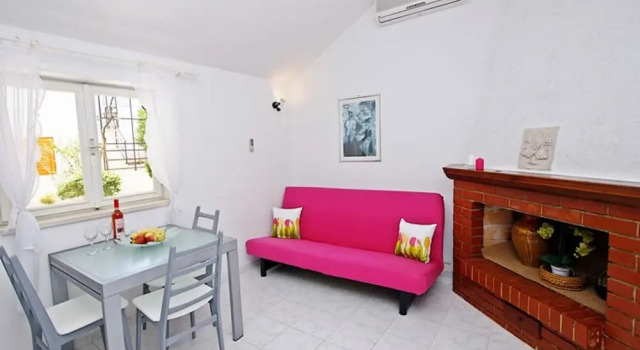 Ivi - 100 m From sea - H, Varaa Hotelli Hotellit Split-Dalmatia pysäköinnillä, Pysäköinti