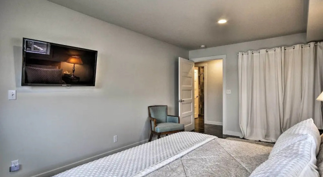 Апартаменты Sleek Riverfront Condo on Pier in Downtown Astoria