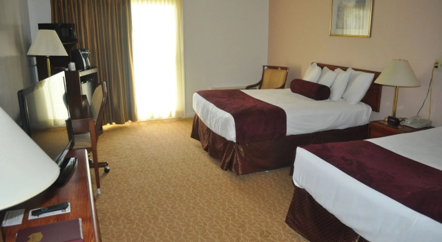University Inn Academic Suites, Varaa Hotelli Hotellit New England uima-altaalla, Uima-allas