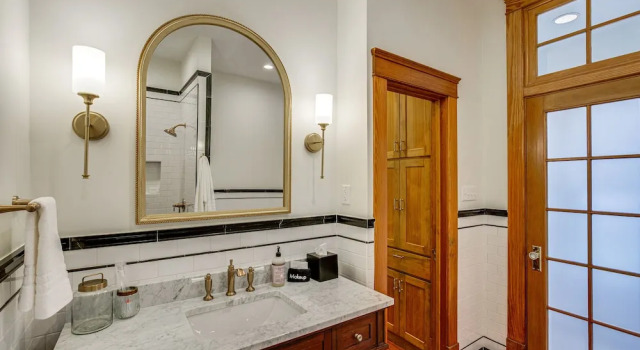Коттедж 1 Mi to Downtown Tyler: Historic Home w/ Porch!