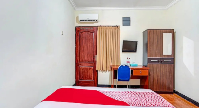 OYO Flagship 90899 Comfitel Siwalankerto, Book Hotel Hotels in Wonocolo with Parking, Parking