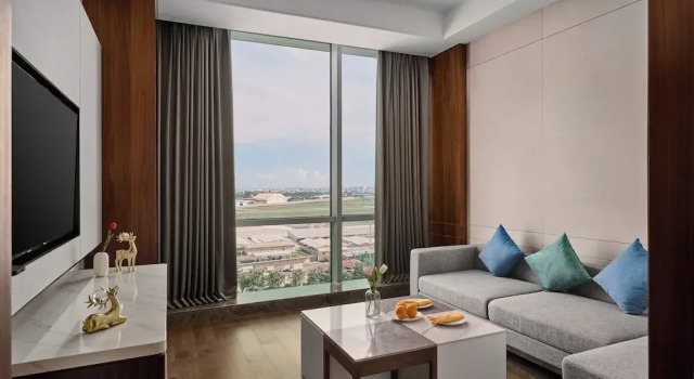 Люкс с 2 комнатами Crowne Plaza Phnom Penh by IHG 金边皇冠假日酒店 Former VM Hotel