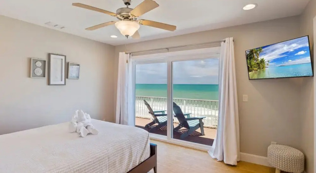 Beach House Mansion- Private Beach Walk Over, Book Feriehus Sommerhuse i Flagler Beach, Hytte