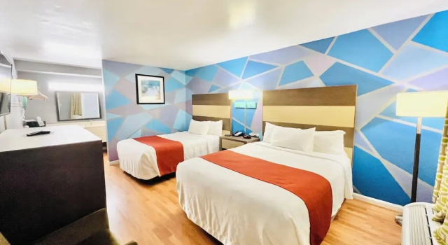 Четырёхместный номер Standard Hometown INN