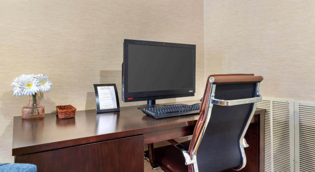 Comfort Suites Hanes Mall, Забронировать Отель Уинстон-Сейлем Северная Каролина