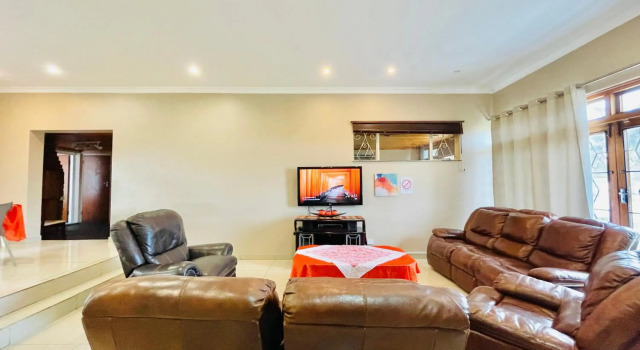 Entire House in Beacon Bay - Golden Location