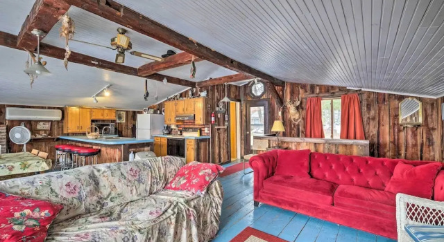 Quiet Cabin on Glen Lake w/ Boat Dock & Deck!, Buchen Sie Ferienhaus  