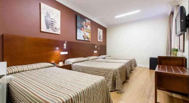 Четырёхместный номер Hostal Abadia Madrid