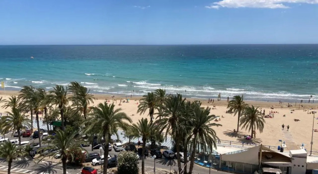 Апартаменты Ático en frente a la playa, terraza vista espectacular