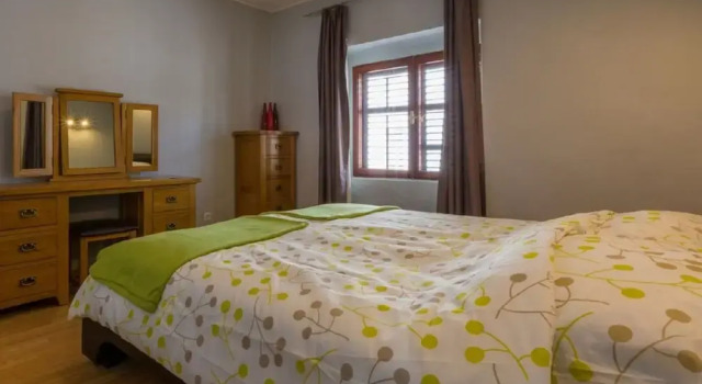 Large Holiday Home With Private Pool, Wellness & Sea View, Забронировать Отель Отели Приморско-Горанской жупания с парковкой, Парковка