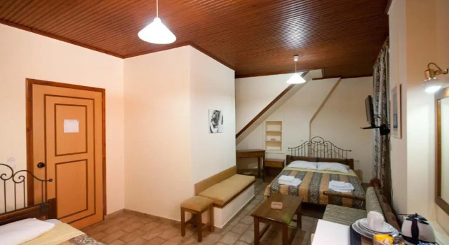 Трёхместный номер Standard Helena Hotel