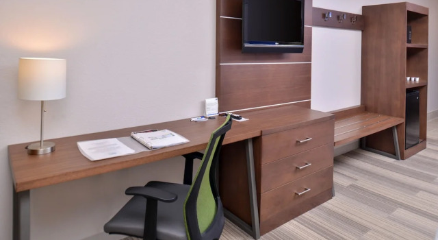 Четырёхместный номер Standard Holiday Inn Express Hotel and Suites Stevens Point by IHG