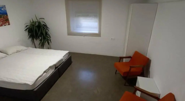 Апартаменты Huge BBQ Garden, Spacious Flat, AC, Free Parking 1
