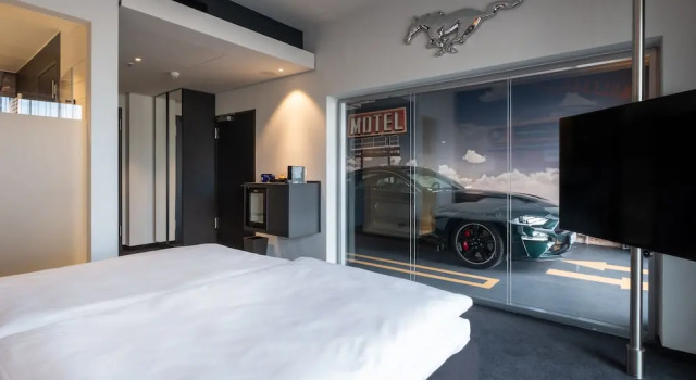 Люкс V8 Hotel Köln at MOTORWORLD