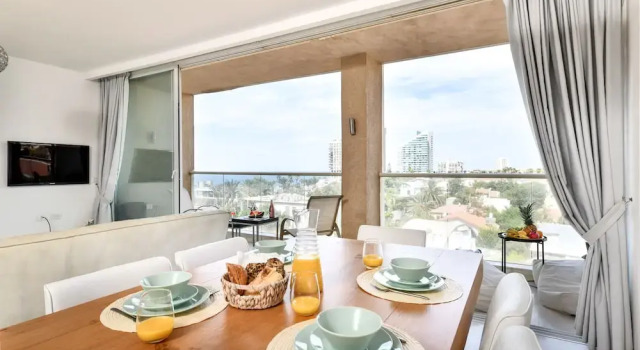 Апартаменты Modern Gem with Stunning Balcony by Sea N Rent