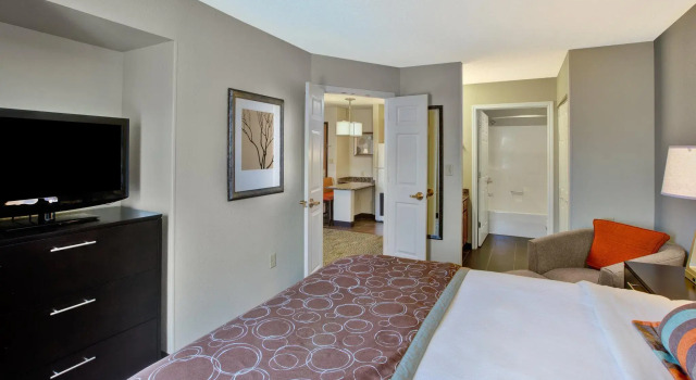 Двухместный люкс c 1 комнатой Staybridge Suites - Louisville - East by IHG