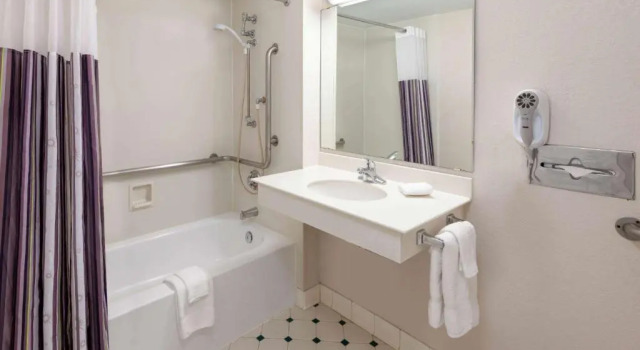Номер Standard La Quinta Inn by Wyndham Farmington