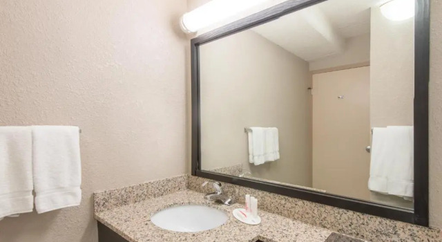 Двухместный люкс c 1 комнатой Ramada by Wyndham Cumberland Downtown
