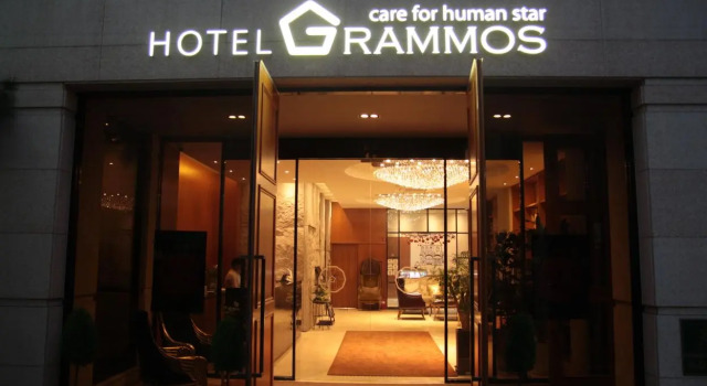 Кровать в общем номере Grammos Hotel