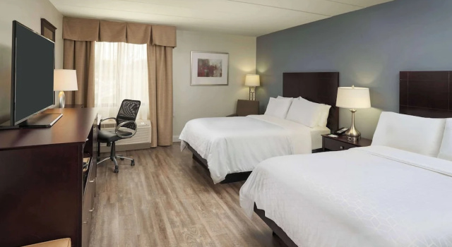 Четырёхместный номер Standard с видом на бассейн Wyndham Executive Center Columbia