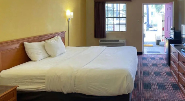 Люкс Deluxe Motel 6 Huntsville AL University Dr