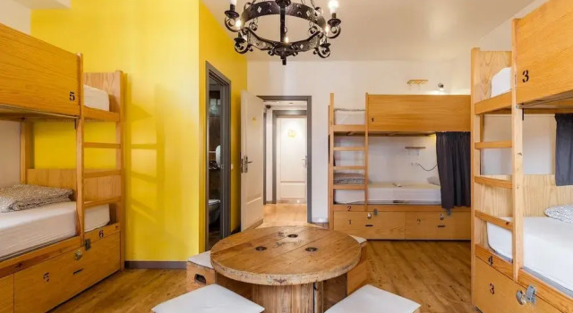 Yes Lisbon Hostel, Забронировать Хостел Санта-Мария-Майор Лиссабон, рядом с Замок Святого Георга